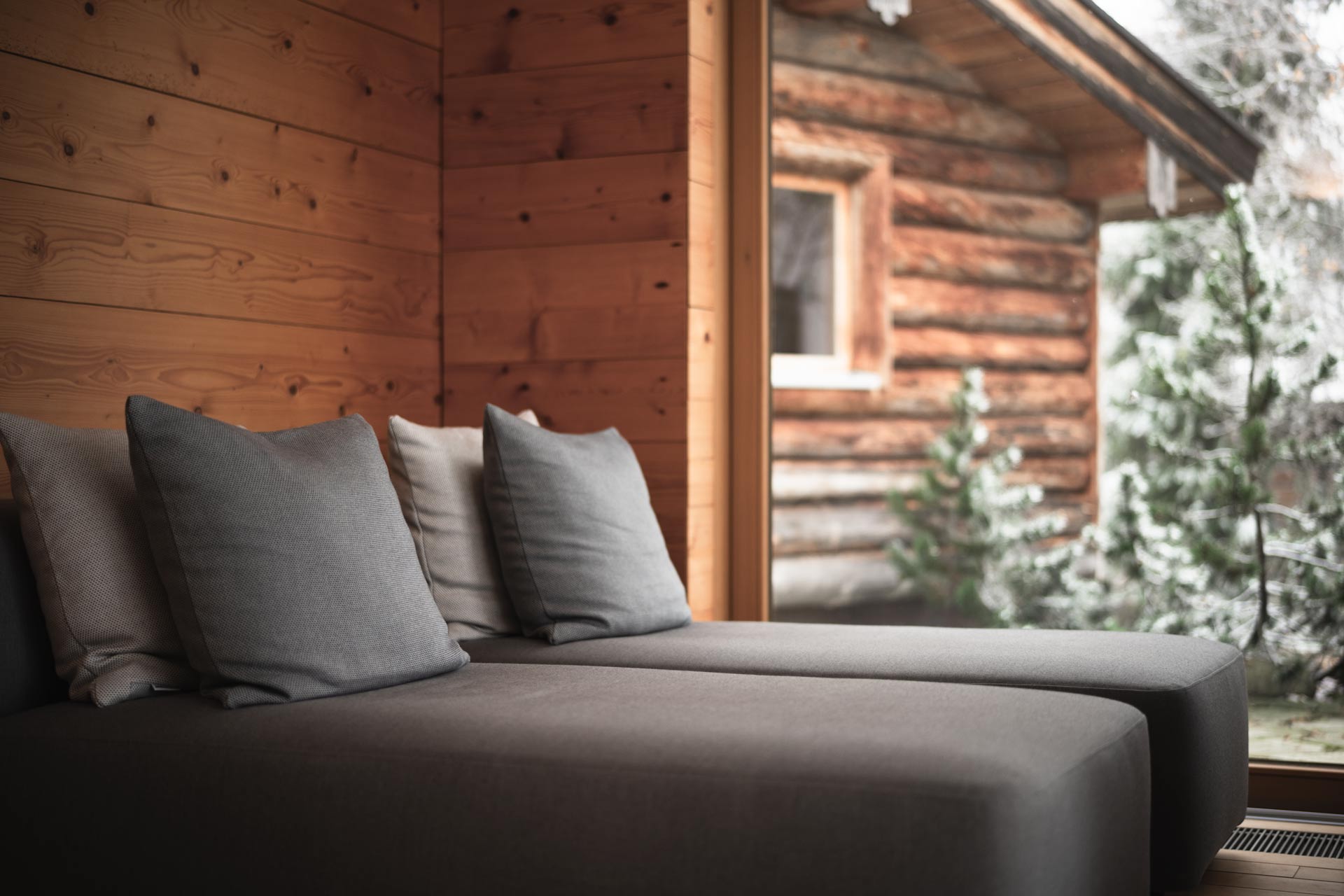 Mittelburg Wellnesshotel in Oy-Mittelberg – Gemütlicher Ruheraum mit Blick in die Winterlandschaft | Wellnesshotel Allgäu