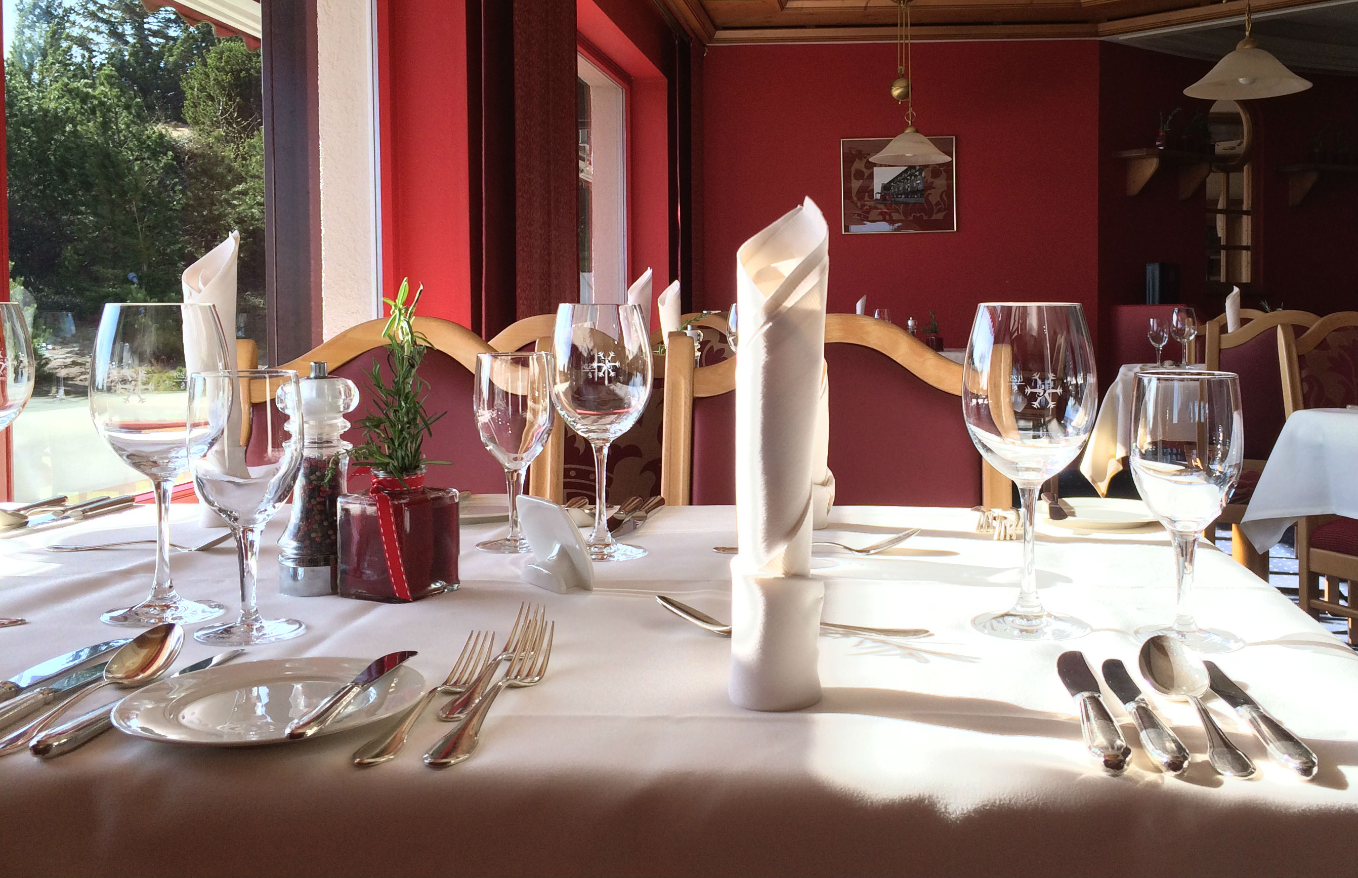 Wellness- & Nationalpark Hotel Schliffkopf in Baiersbronn – Festlich gedeckter Tisch im Restaurant | Wellnesshotel Schwarzwald