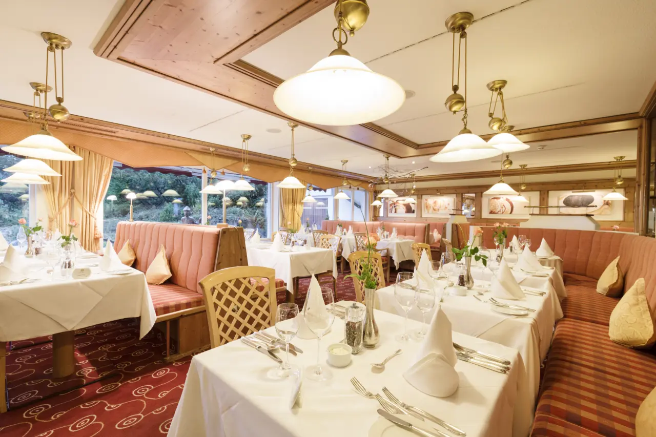 Wellness- & Nationalpark Hotel Schliffkopf in Baiersbronn – Gemütliches Restaurant mit warmen Farben | Wellnesshotel Schwarzwald