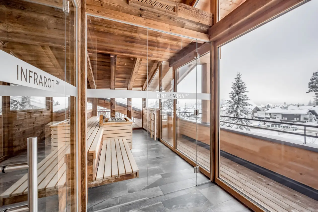 Moderne Infrarotkabine und Finnische Sauna mit Panoramablick im Natur & Spa Hotel Lärchenhof