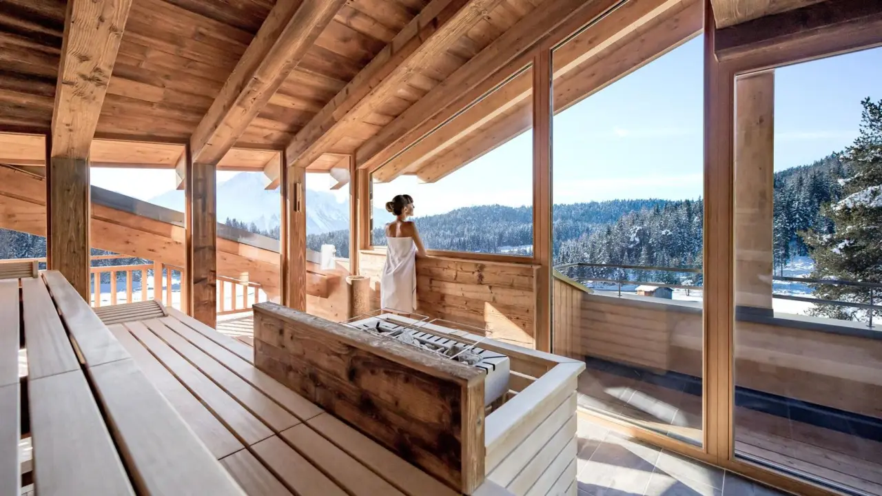 Panoramasauna mit Bergblick und entspannter Person im Natur & Spa Hotel Lärchenhof