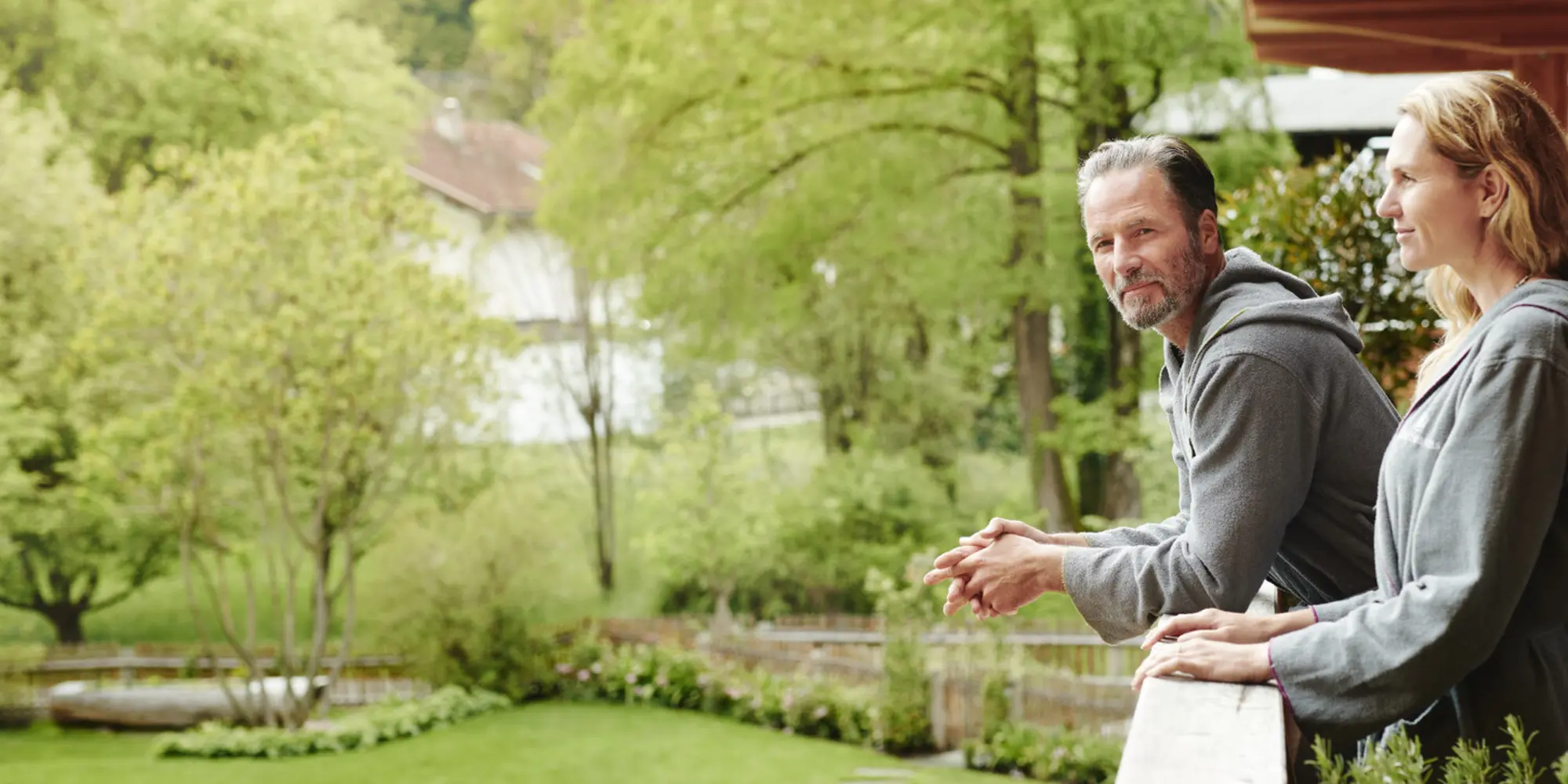 MalisGarten Green Spa Hotel in Zell am Ziller – Paar entspannt auf Balkon mit Blick ins Grüne | Wellnesshotel Zillertal