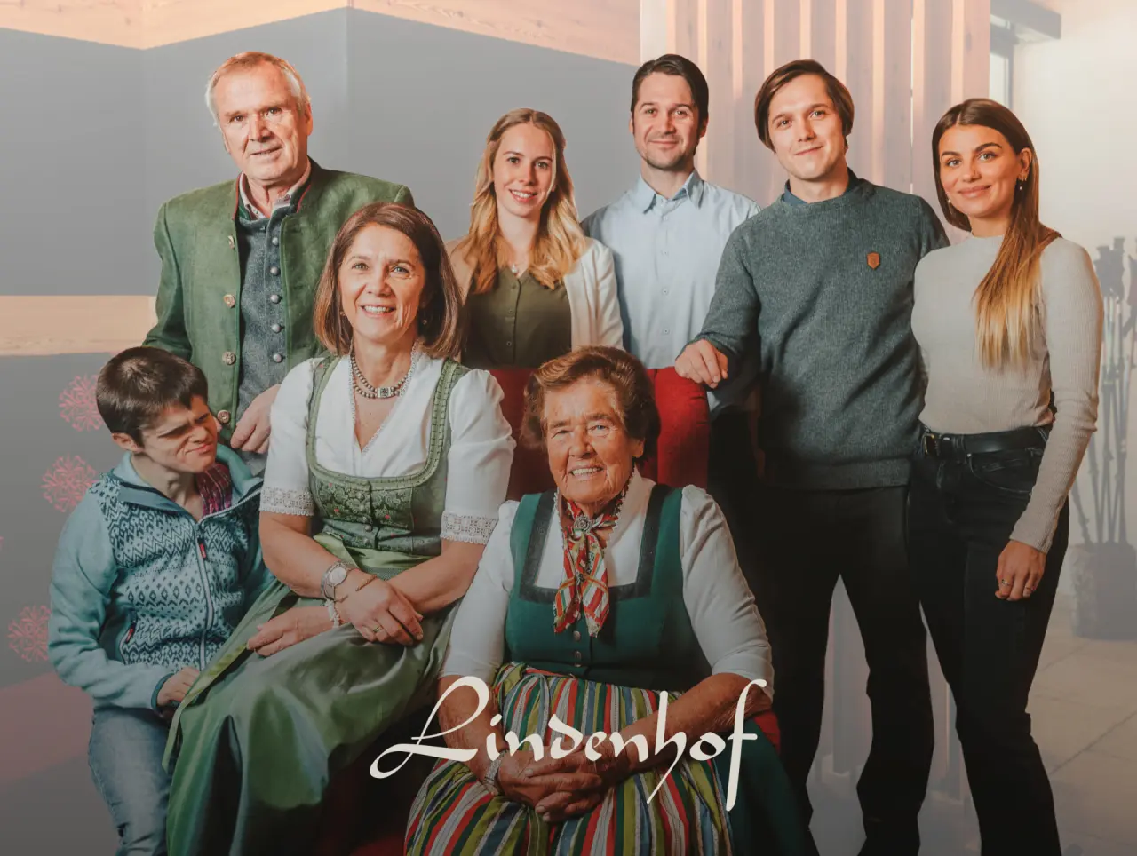 Familienportrait der Gastgeber des Hotel Lindenhof in traditioneller und moderner Kleidung.