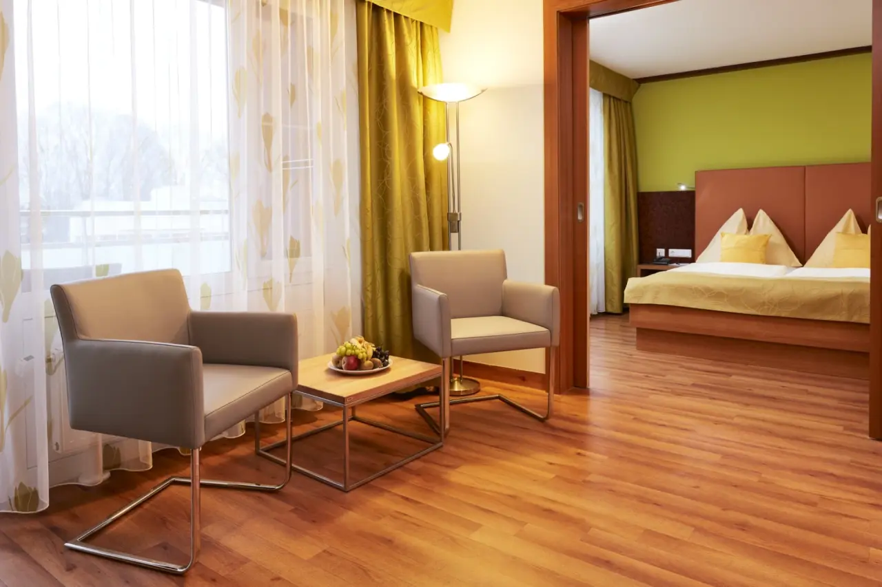 Gemütliches Doppelzimmer mit Sitzbereich und Balkon im Thermalhotel Fontana.