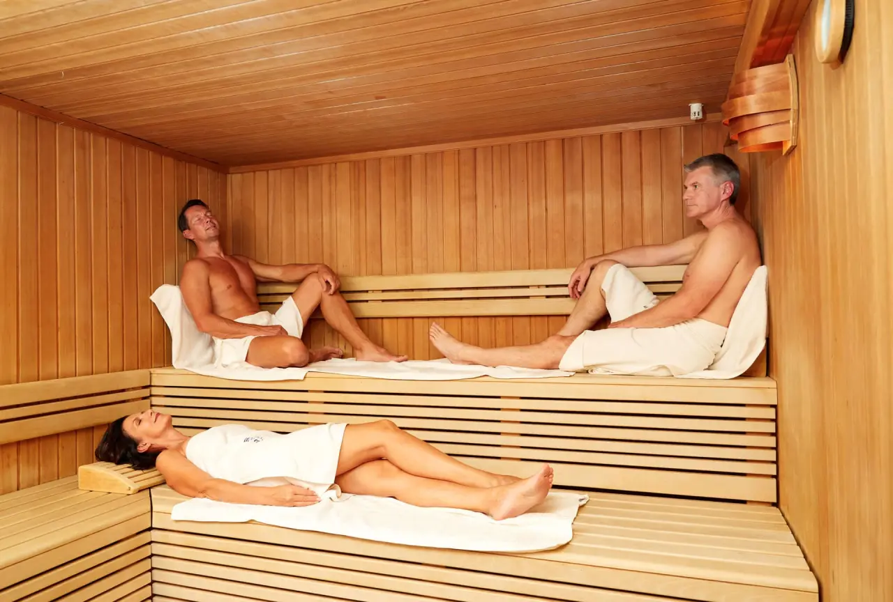Gäste entspannen in der modernen Holzsauna des Thermalhotel Fontana. Perfekte Erholung im Wellnessbereich.