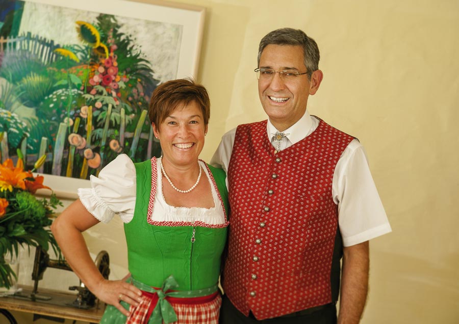 Hotel Sägerhof in Tannheim – Gastgeberpaar in Tracht | Wellnesshotel Tannheimer Tal
