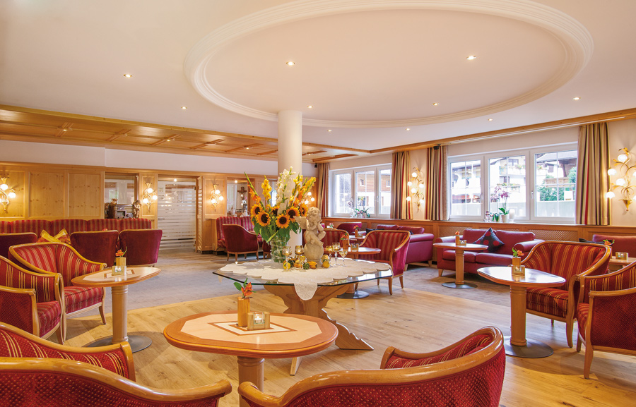Hotel Sägerhof in Tannheim – Gemütliche Hotellobby mit Sitzbereichen | Wellnesshotel Tannheimer Tal