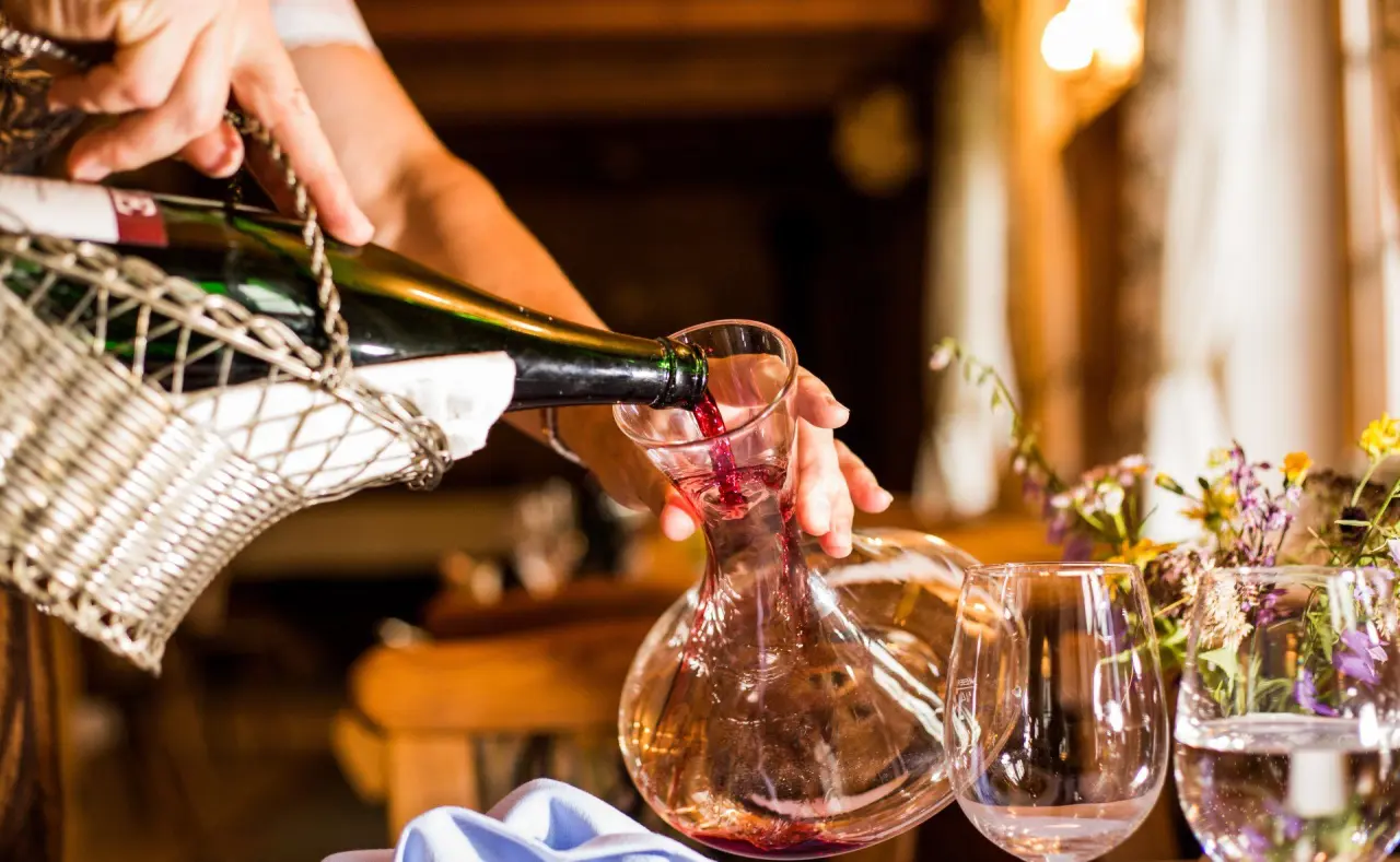 Rotwein wird im Restaurant des Appart- und Wellnesshotel Charlotte Seefeld serviert.