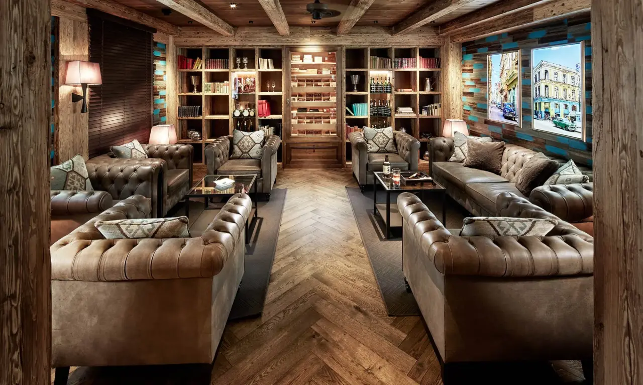 Gemütliche Hotel-Lounge mit Ledersofas, Bücherregalen und Holzakzenten im Burg Vital Resort