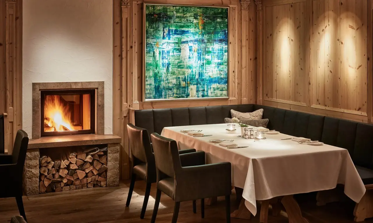 Gemütliches Restaurant im Burg Vital Resort mit Kamin, Holzwänden und elegant gedecktem Tisch für ein exklusives Dinner.