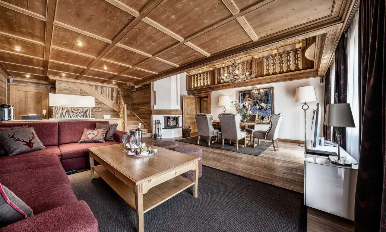 Luxuriöse Suite im alpinen Stil mit Wohnbereich, Kamin und Essbereich im Burg Vital Resort.