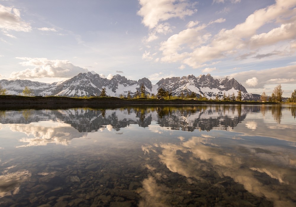 Hotel Kaiserblick in Ellmau – Malerischer Bergsee mit Spiegelung der Tiroler Alpen | Wellnesshotel Tirol