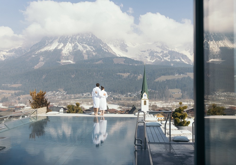 Hotel Kaiserblick in Ellmau – Infinity-Pool mit atemberaubendem Blick auf die Tiroler Alpen und Ellmau | Wellnesshotel Tirol