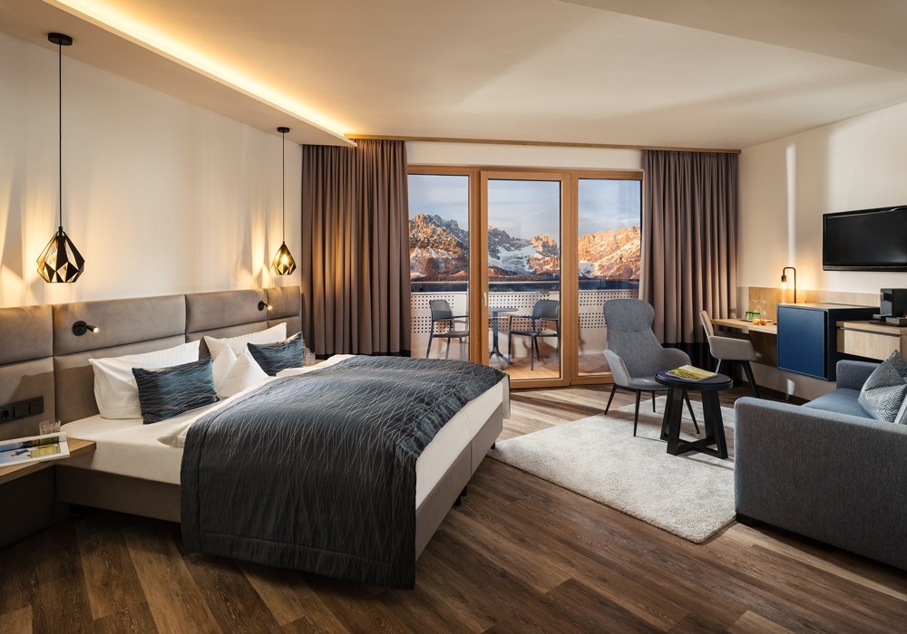 Hotel Kaiserblick in Ellmau – Komfortables Hotelzimmer mit Balkon und Bergblick | Wellnesshotel Tirol