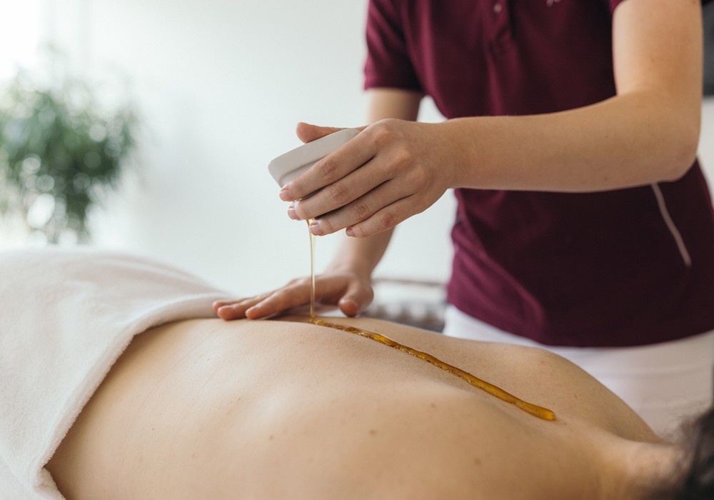 Hotel Kaiserblick in Ellmau – Professionelle Massageanwendung mit Öl im Spa-Bereich des Hotels | Wellnesshotel Tirol