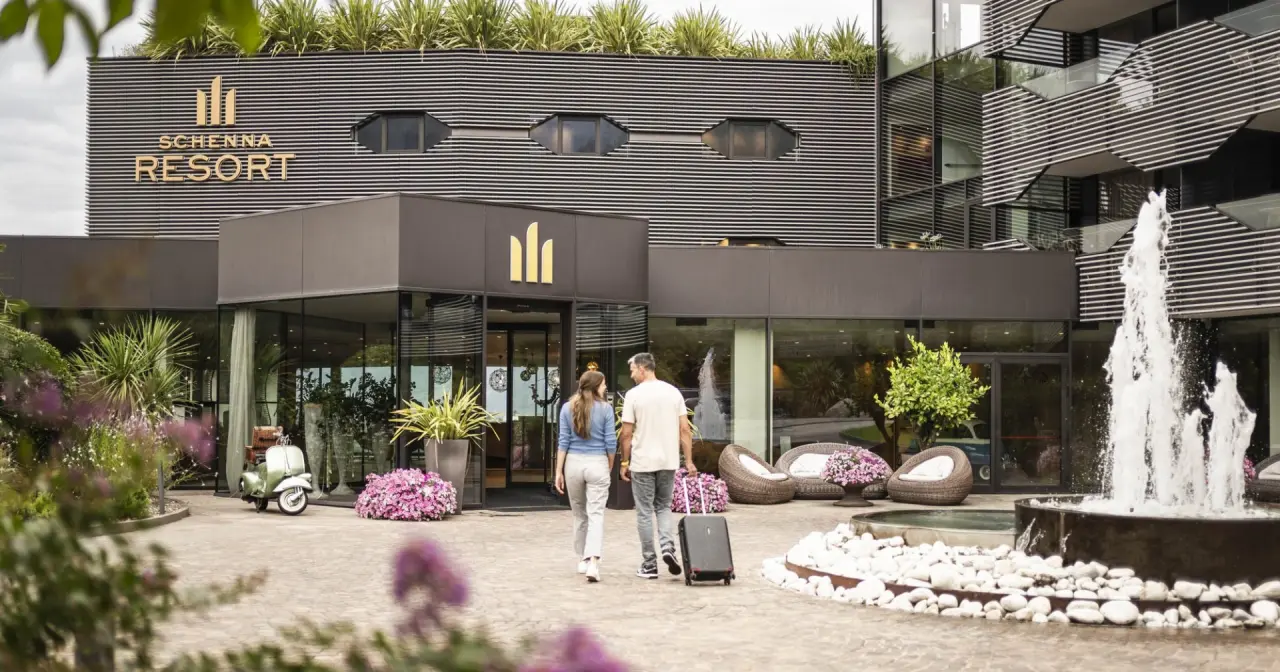 Schenna Resort in Schenna – Moderner Eingangsbereich mit Springbrunnen und Gästen | Wellnesshotel Südtirol