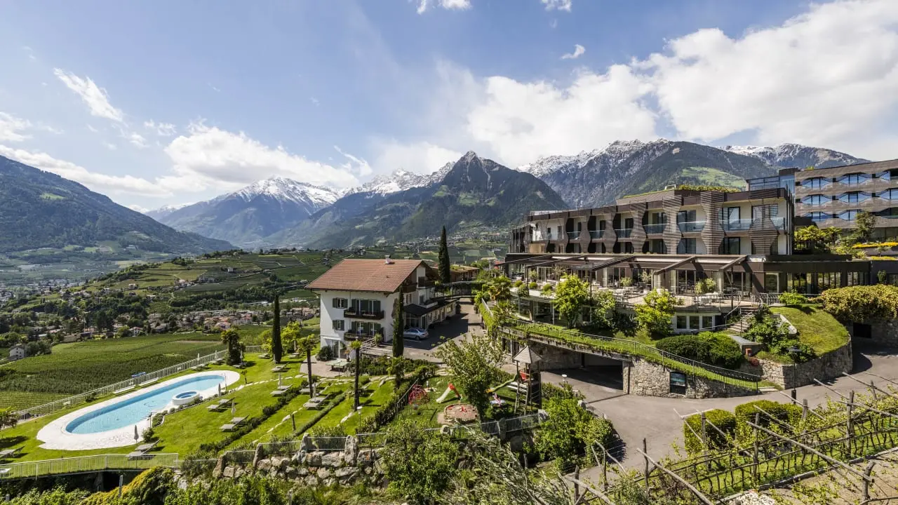 Schenna Resort in Schenna – Panorama-Außenansicht mit Außenpool und Bergblick | Wellnesshotel Südtirol