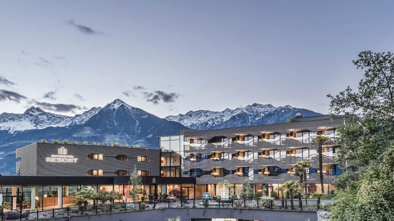 Schenna Resort in Schenna – Moderne Außenansicht bei Dämmerung mit Bergpanorama | Wellnesshotel Südtirol