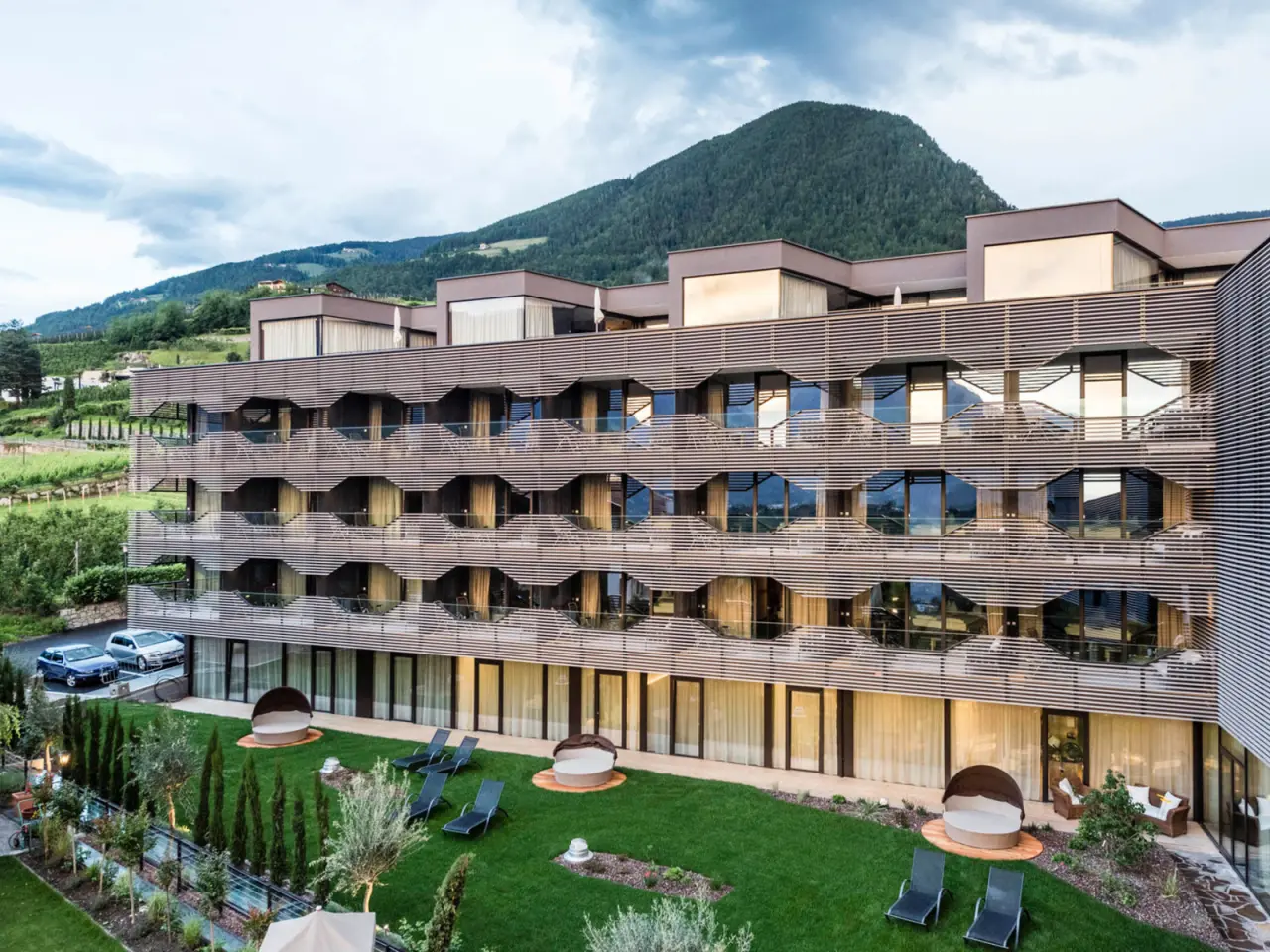 Schenna Resort in Schenna – Moderne Hotelfassade mit Liegewiese und Bergblick | Wellnesshotel Südtirol