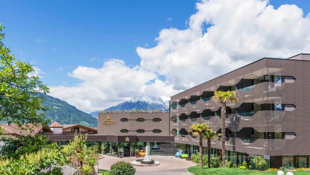Schenna Resort in Schenna – Moderne Außenansicht mit Bergpanorama | Wellnesshotel Südtirol