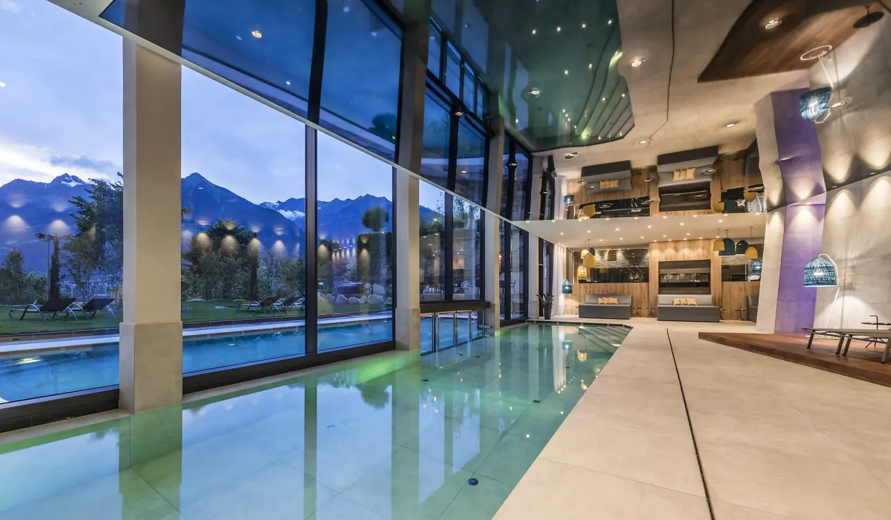 Schenna Resort in Schenna – Moderner Indoor-Pool mit Panorama-Glasfront und Bergblick | Wellnesshotel Südtirol