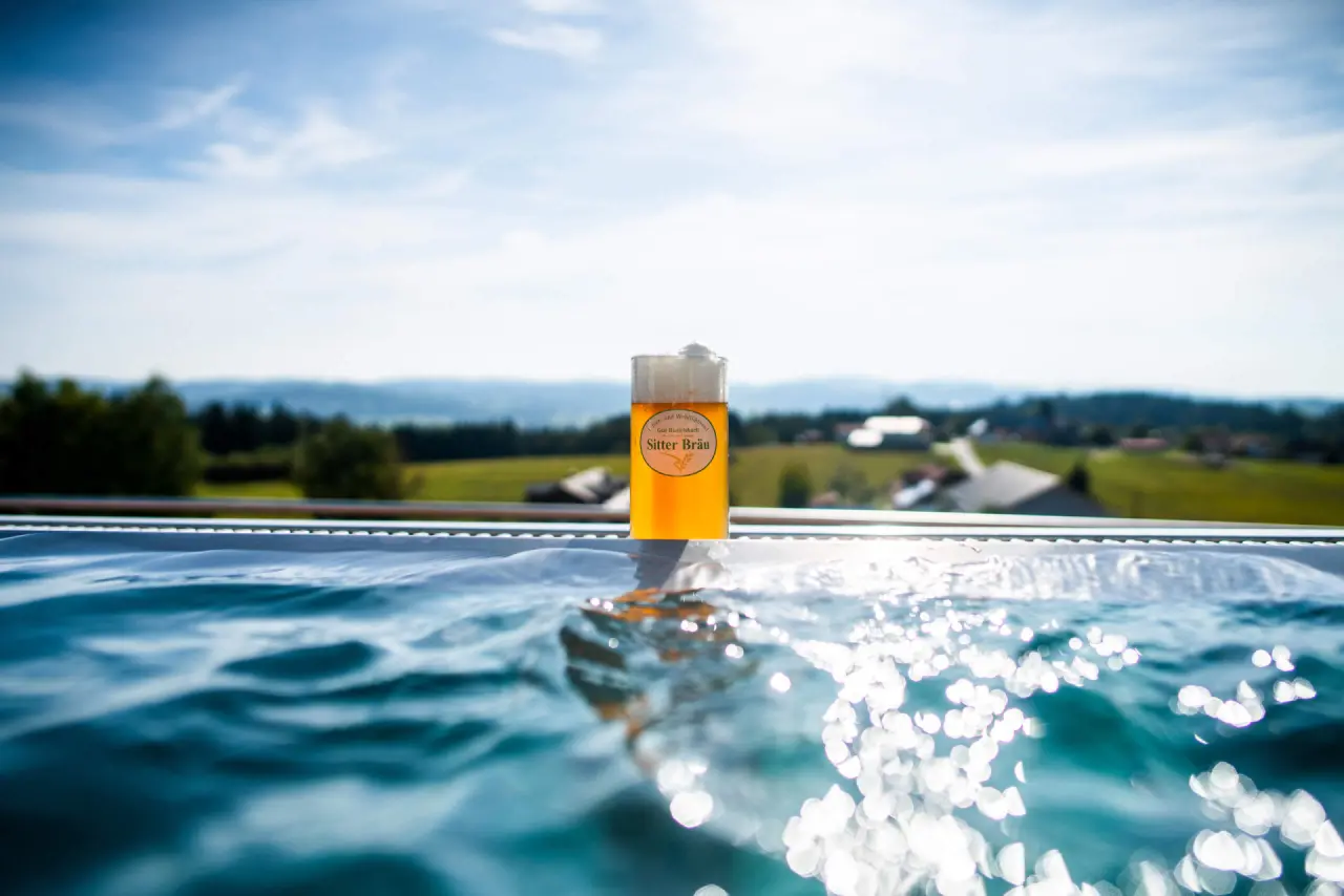 Bierglas am Infinity-Pool mit Panoramablick im 1. Bier- und Wohlfühlhotel Gut Riedelsbach.