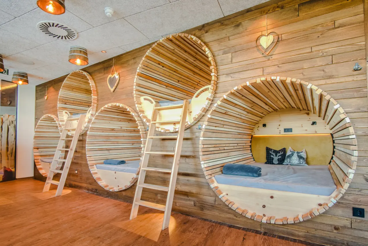 Einzigartige Holz-Schlaf-Fässer im Ruhebereich des 1. Bier- und Wohlfühlhotel Gut Riedelsbach für entspannte Momente.