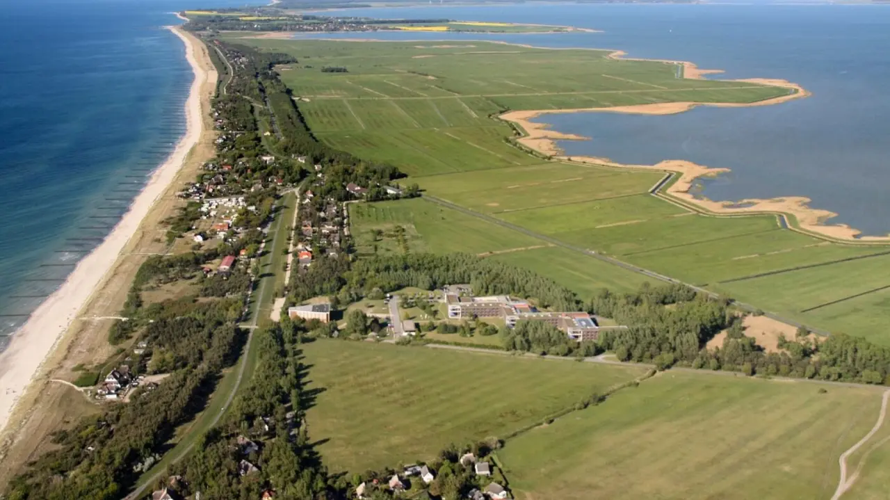 Luftaufnahme des Ostseehotel Dierhagen an der Ostseeküste, umgeben von Strand, Meer und Boddenlandschaft.