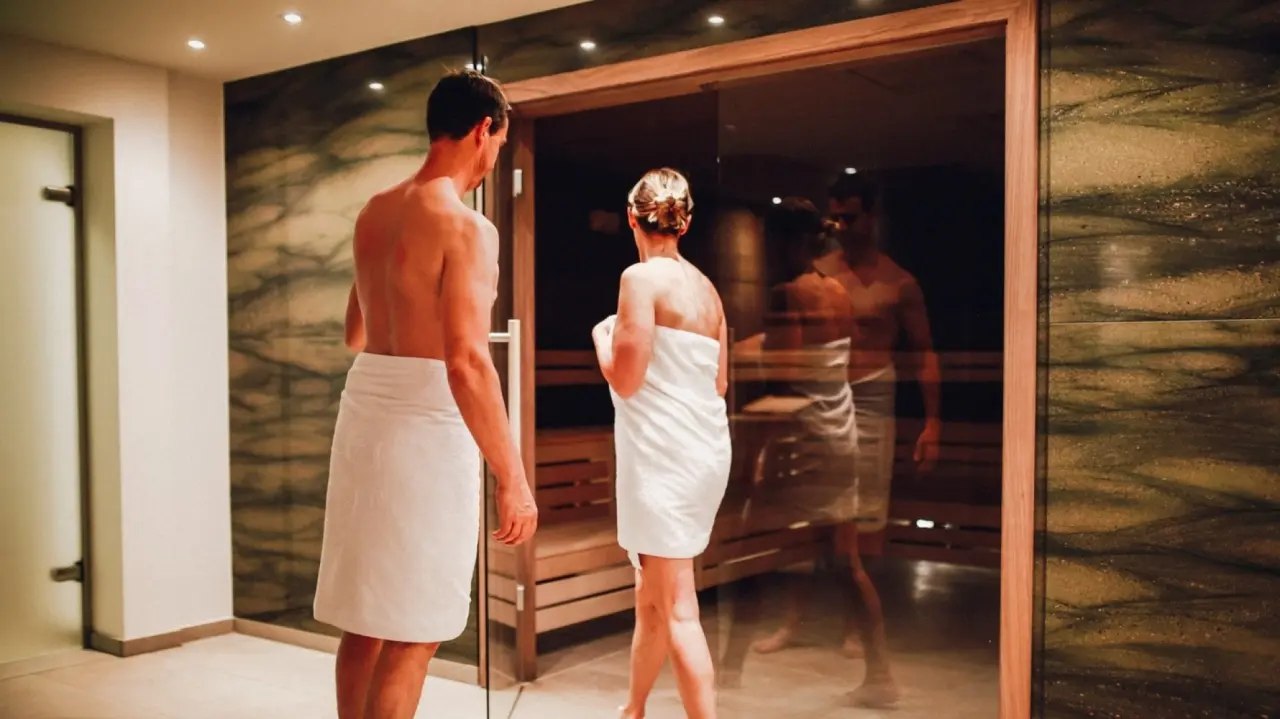 Paar betritt moderne Sauna im Spa-Bereich des Ostseehotel Dierhagen. Entspannung und Wellness an der Ostsee.
