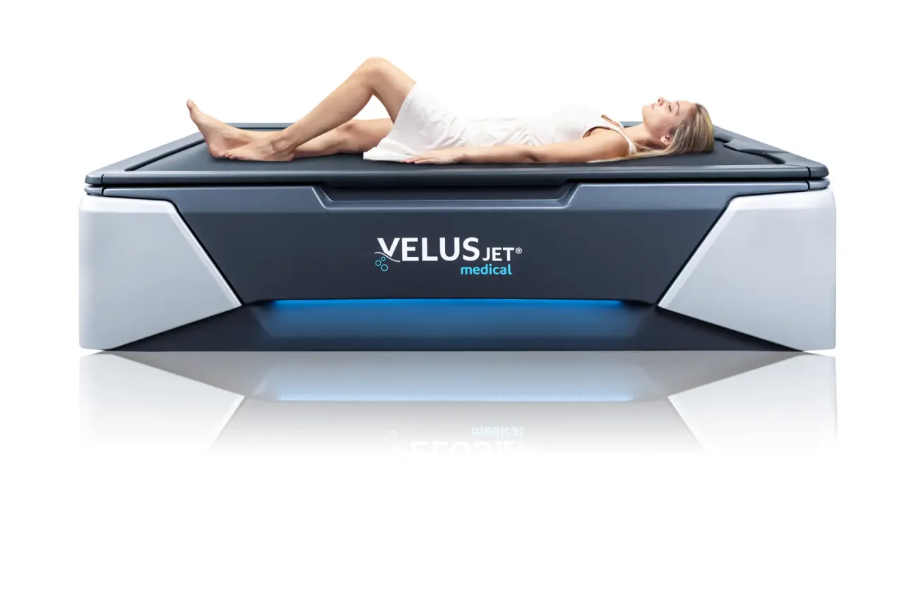 Frau entspannt auf einem VelusJet Medical Hydrojet-Massagebett im Spa-Bereich des Gut Klostermühle Alt Madlitz.