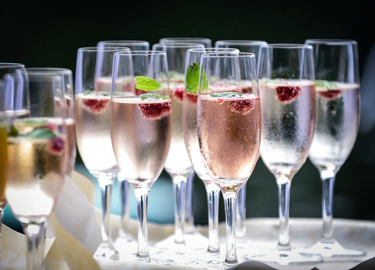 Erfrischende Begrüßungsgetränke mit Himbeeren und Minze im Parkhotel Flora.