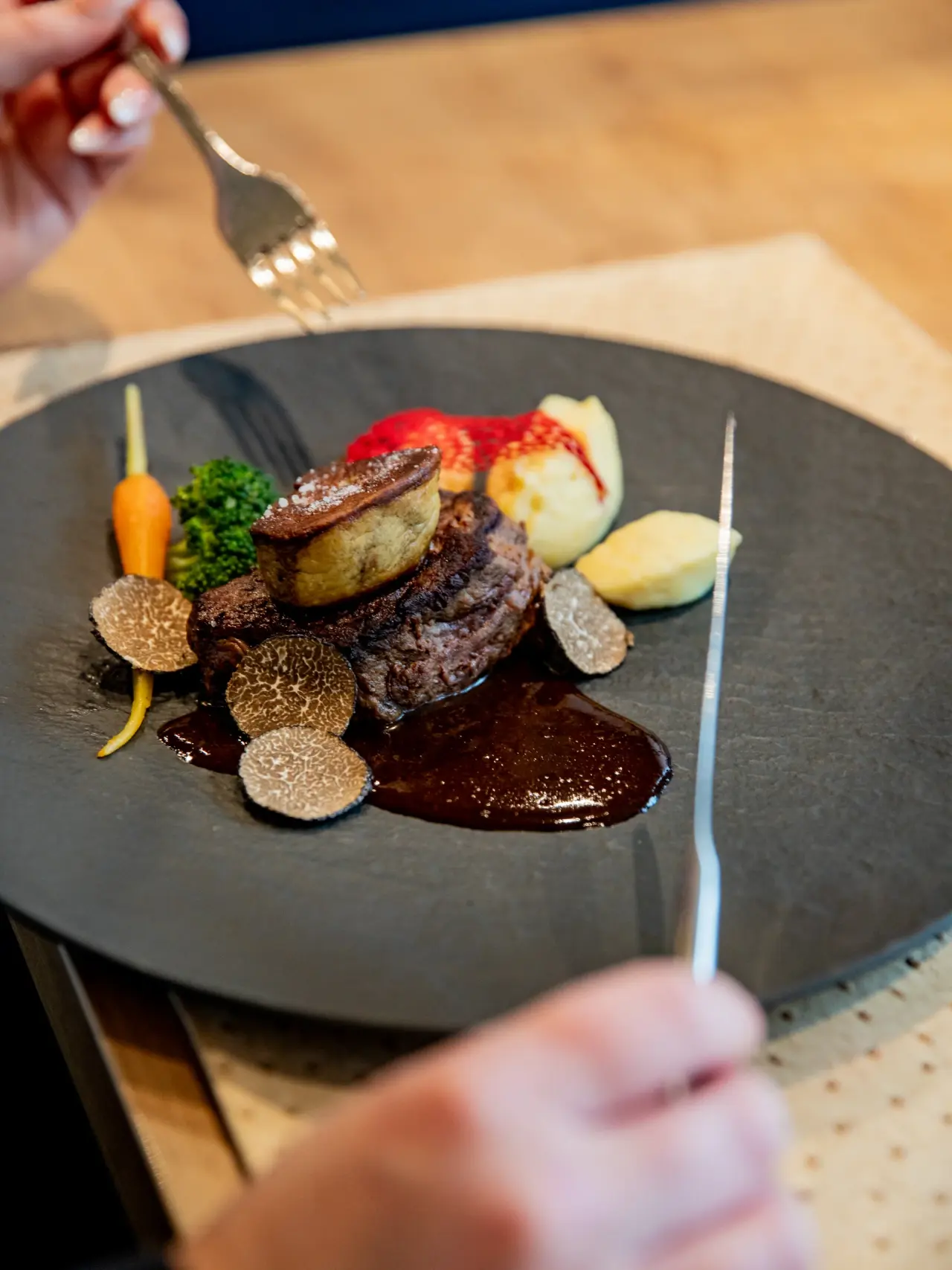 Exquisites Rinderfilet mit Gänseleber, Trüffeln und Kartoffelpüree im Restaurant des Pfalzblick Wald Spa Resort.