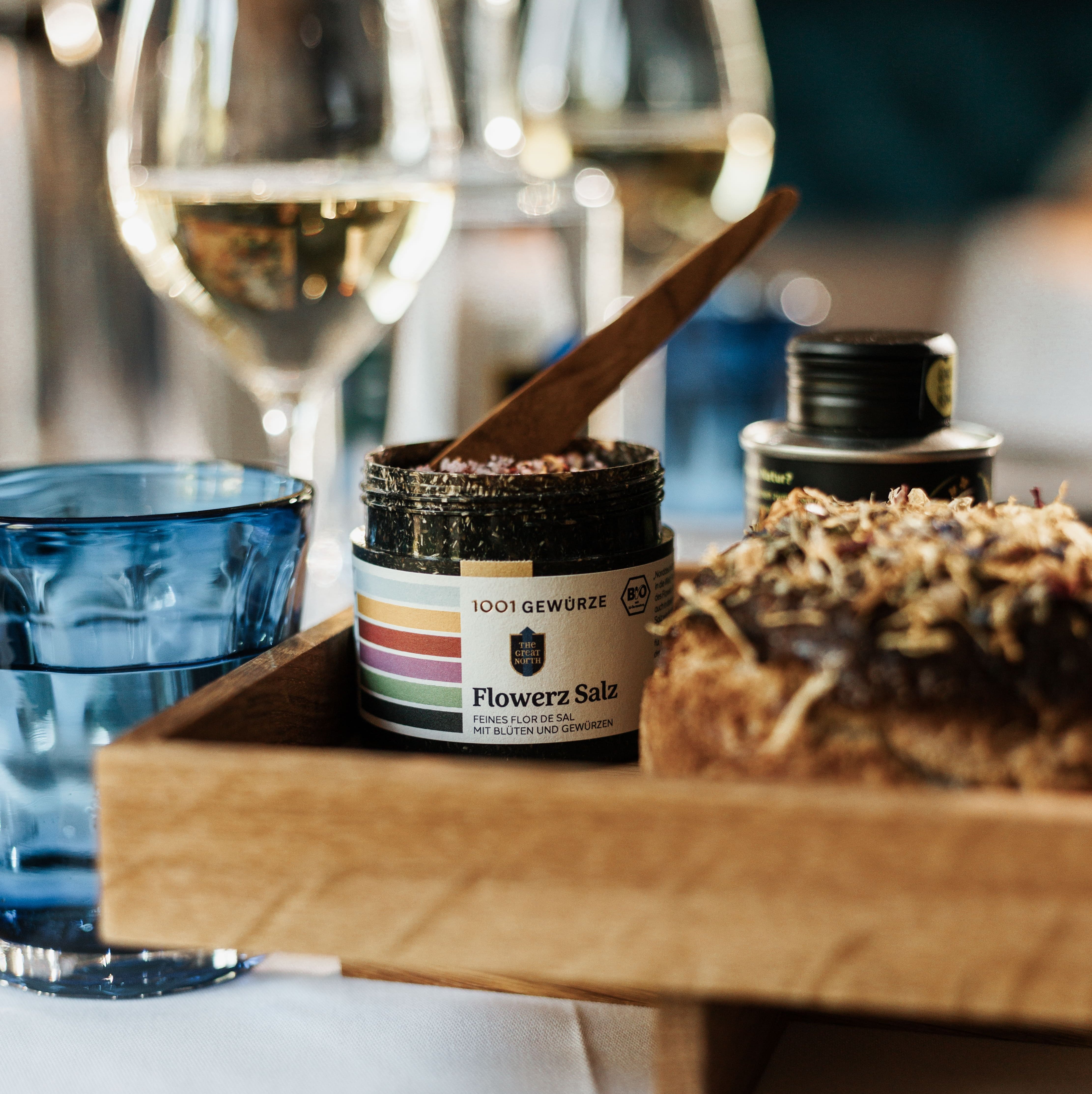 Dreiklang Business & Spa Resort in Kaltenkirchen – Detailaufnahme von Gewürzen und Brot | Wellnesshotel Schleswig-Holstein