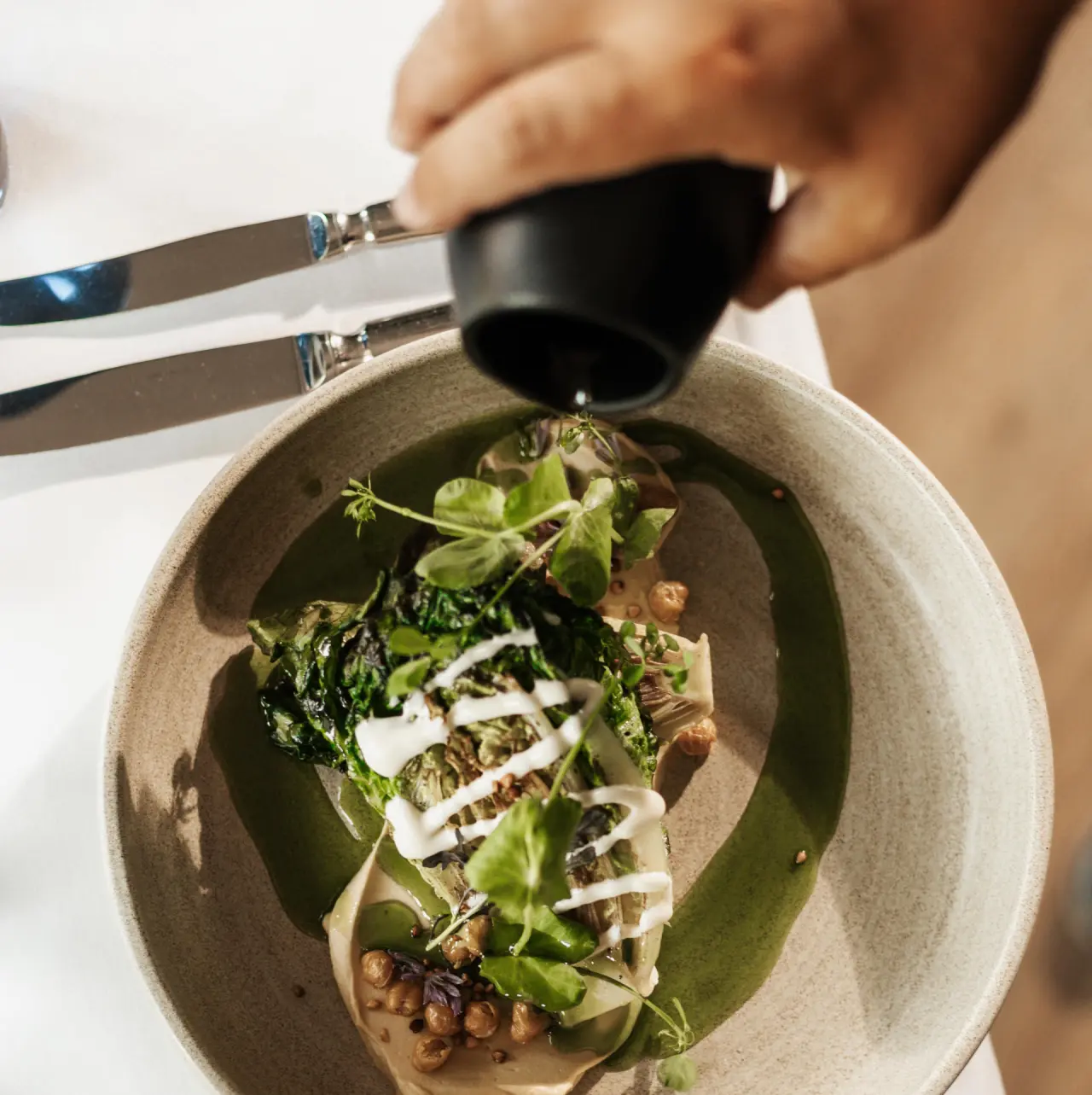 Dreiklang Business & Spa Resort in Kaltenkirchen – Frischer Salat mit Dressing | Wellnesshotel Schleswig-Holstein