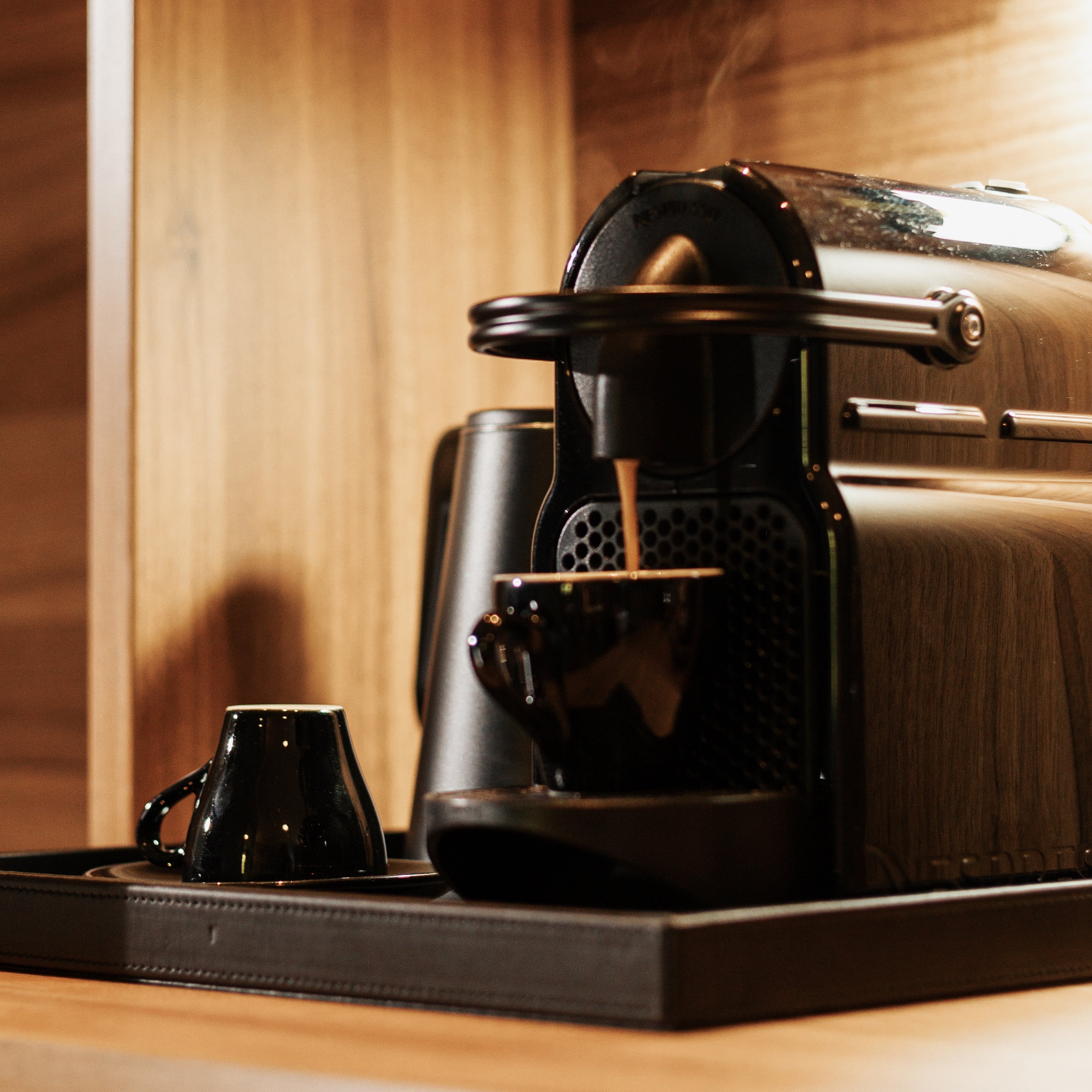 Dreiklang Business & Spa Resort in Kaltenkirchen – Kaffeemaschine im Hotelzimmer bereitet frischen Kaffee zu | Wellnesshotel Schleswig-Holstein