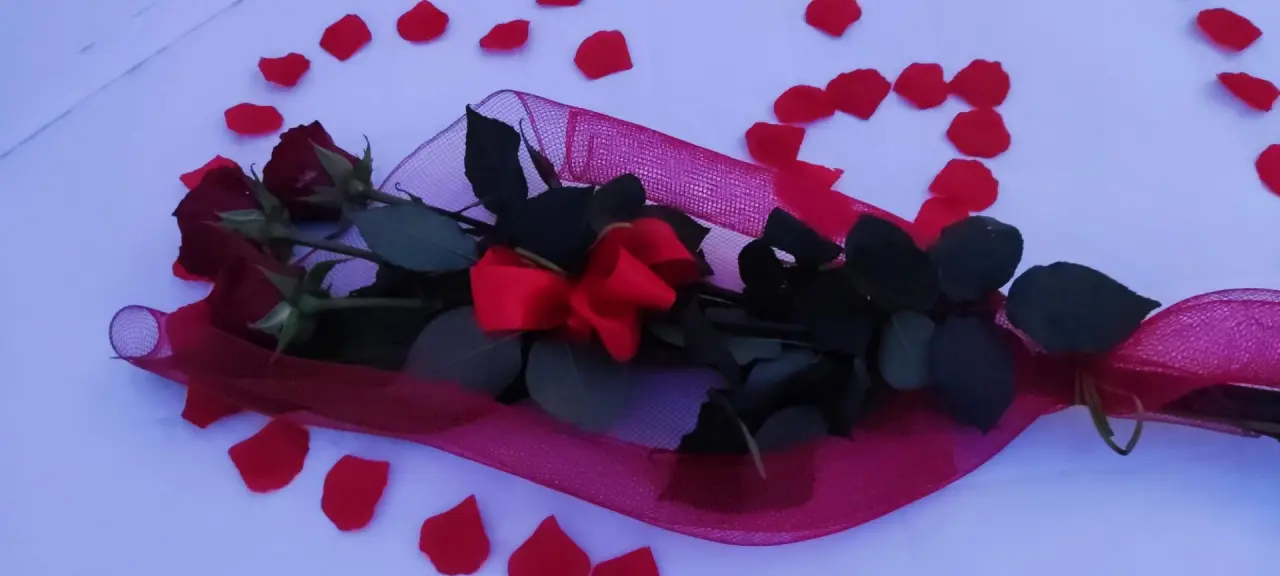 Hotel Memory in Rimini – Romantische Dekoration mit Rosen und Blütenblättern | Wellnesshotel Adria