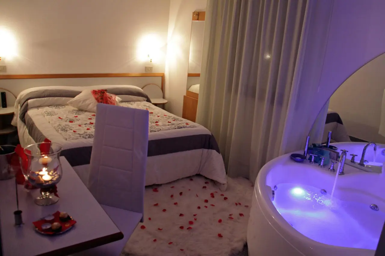 Hotel Memory in Rimini – Hotelzimmer mit privatem Whirlpool und Romantik-Deko | Wellnesshotel Adriaküste