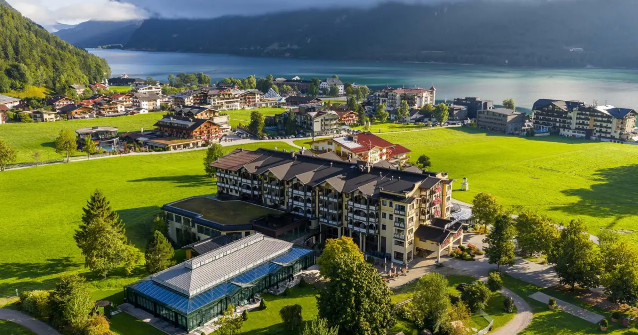 Hotel der Wiesenhof in Pertisau am Achensee – Winterlandschaft mit Hotel und See | Wellnesshotel Tirol