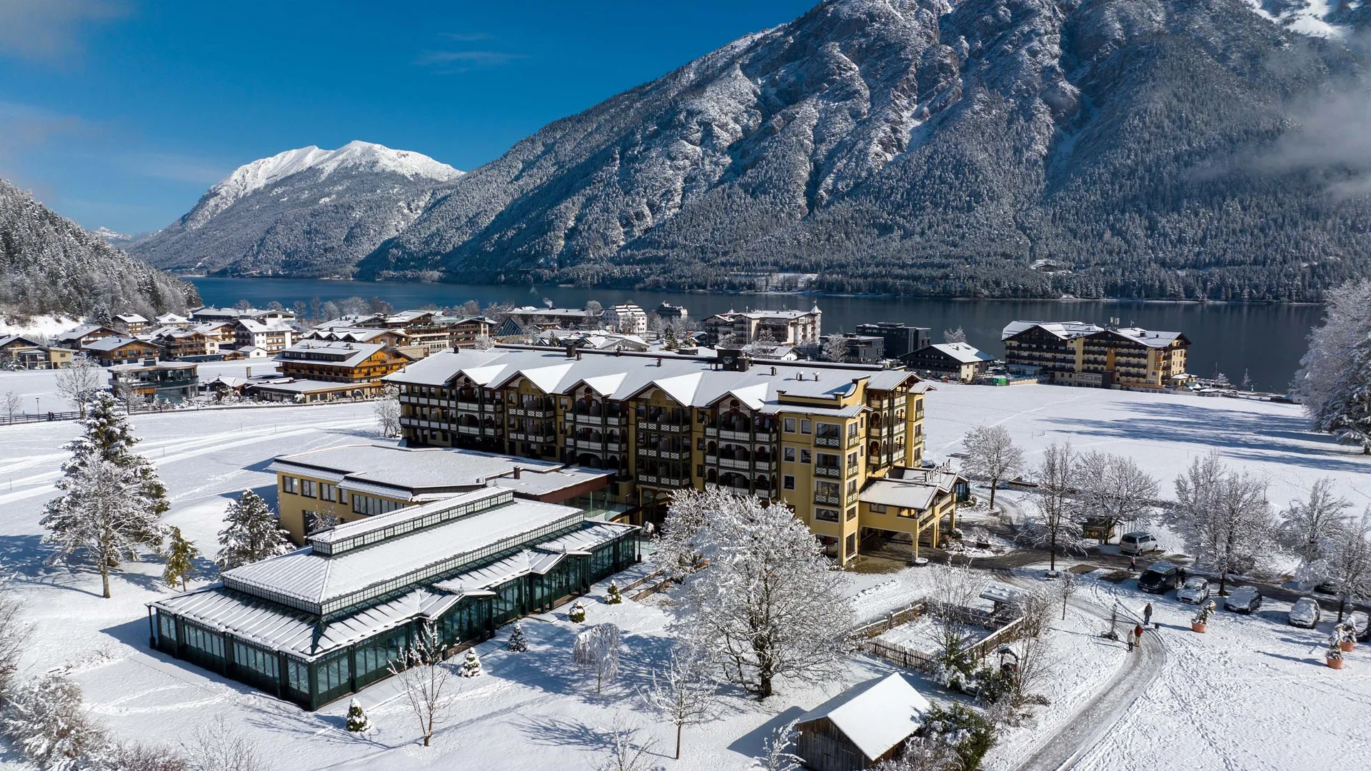 Hotel der Wiesenhof in Pertisau am Achensee – Sommerlandschaft mit Hotel und grünen Wiesen | Wellnesshotel Tirol