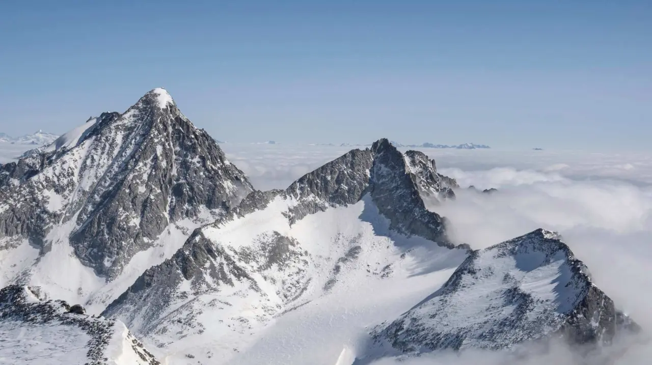 Hotel Berger in Saalbach – Blick auf die verschneiten Alpengipfel über dem Wolkenmeer | Wellnesshotel Salzburger Land