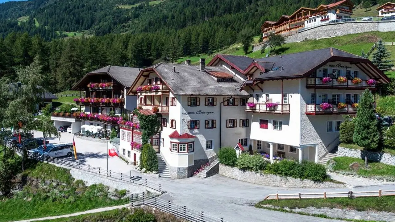 Hotel Berger in Rein in Taufers – Traditionelle Außenansicht mit Blumenbalkonen | Wellnesshotel Südtirol