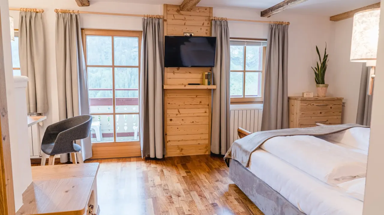 Hotel Berger in Saalbach – Gemütliches Doppelzimmer mit Altholz-Elementen und Balkon | Wellnesshotel Salzburger Land
