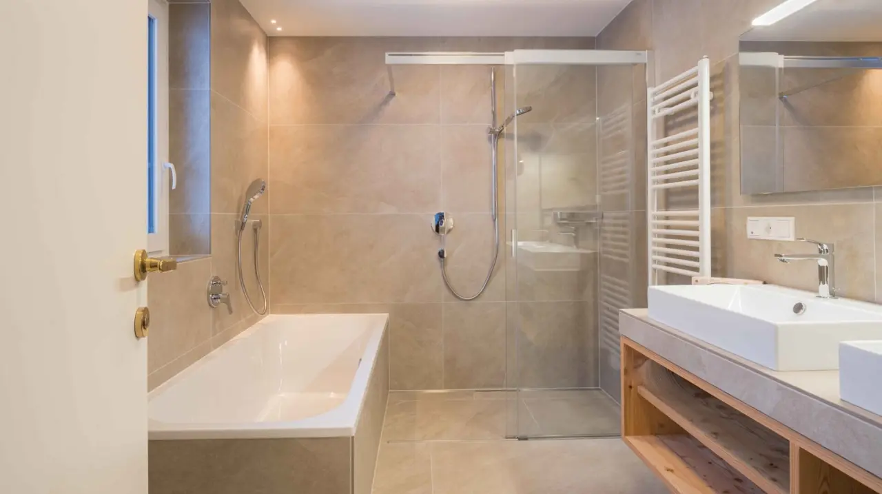 Hotel Berger in Sölden – Modernes Badezimmer mit Badewanne und Dusche | Wellnesshotel Tirol