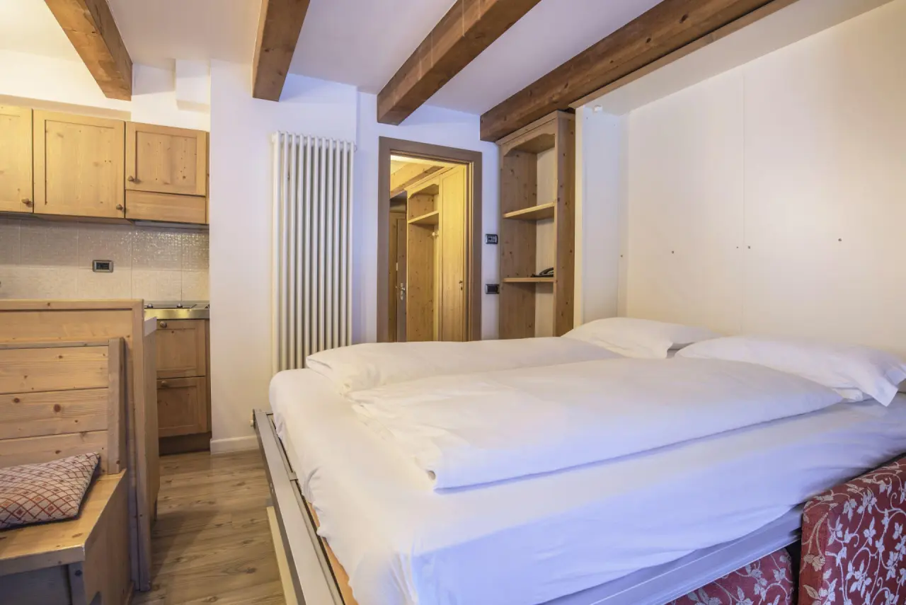 THE SUN Hotel Resort Clubresidence in Natz-Schabs – Apartment mit Holzbalkendecke und Kochnische | Wellnesshotel Südtirol