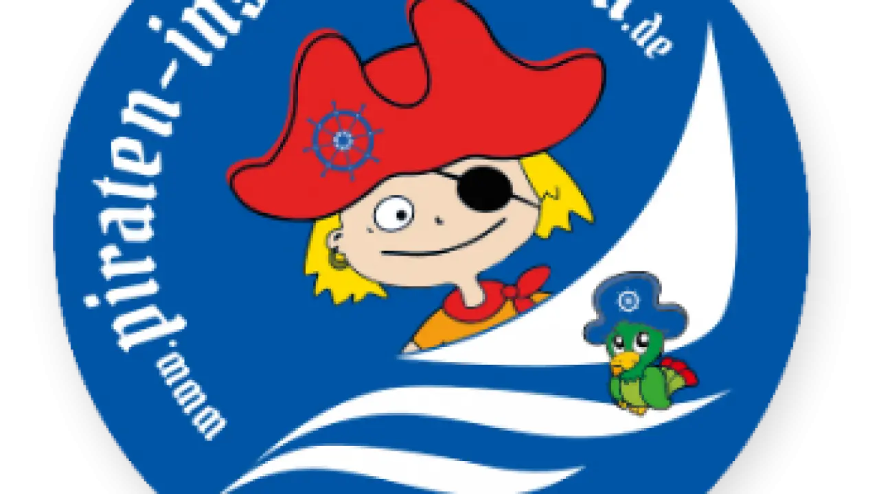Logo der Piraten-Insel im Familien Wellness Hotel Seeklause mit Piratenkind und Papagei.