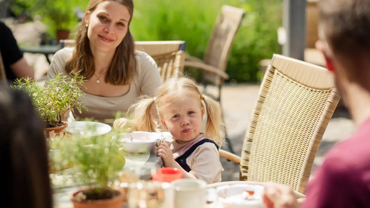 Familie mit Kind beim Essen auf der Sonnenterrasse des Familien Wellness Hotel Seeklause.