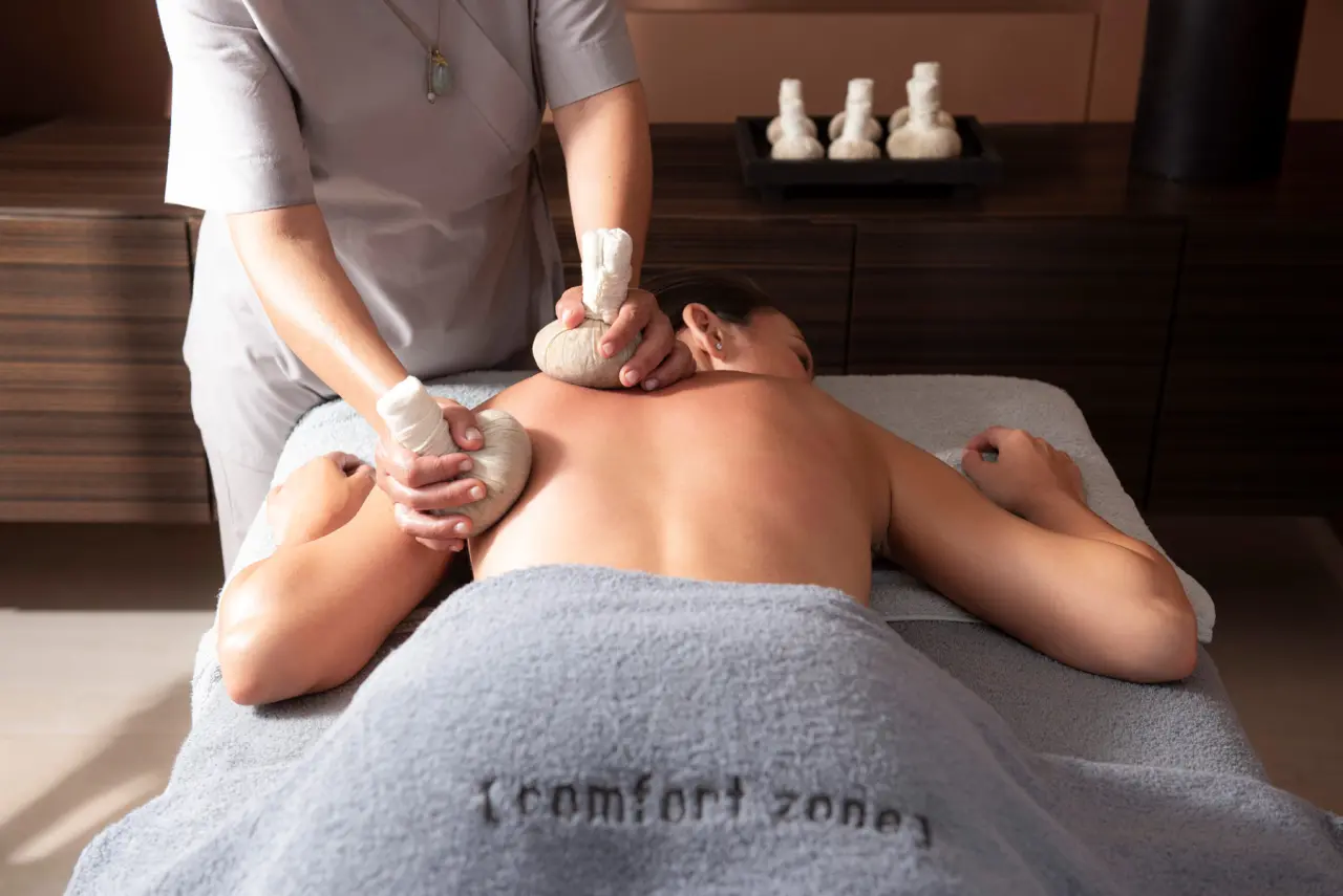 Terme di Monticelli in Monticelli Terme – Wohltuende Kräuterstempel-Massage im Spa | Wellnesshotel Emilia-Romagna