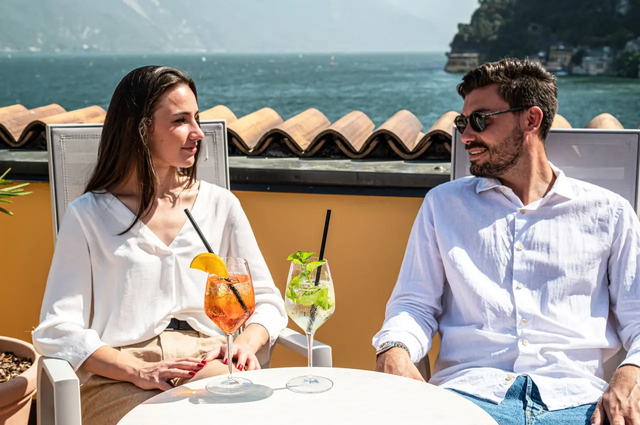 Hotel Sole Relax & Panorama in Riva del Garda – Paar mit Cocktails auf der Terrasse am See | Wellnesshotel Gardasee