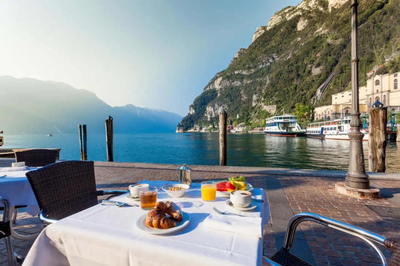 Hotel Sole Relax & Panorama in Riva del Garda – Frühstückstisch auf der Seeterrasse mit Seeblick | Wellnesshotel Gardasee