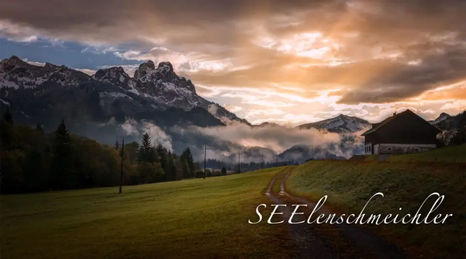 Malerisches Alpenpanorama bei Sonnenuntergang mit verschneiten Gipfeln und traditionellem Haus, Umgebung des Hotel Via Salina.